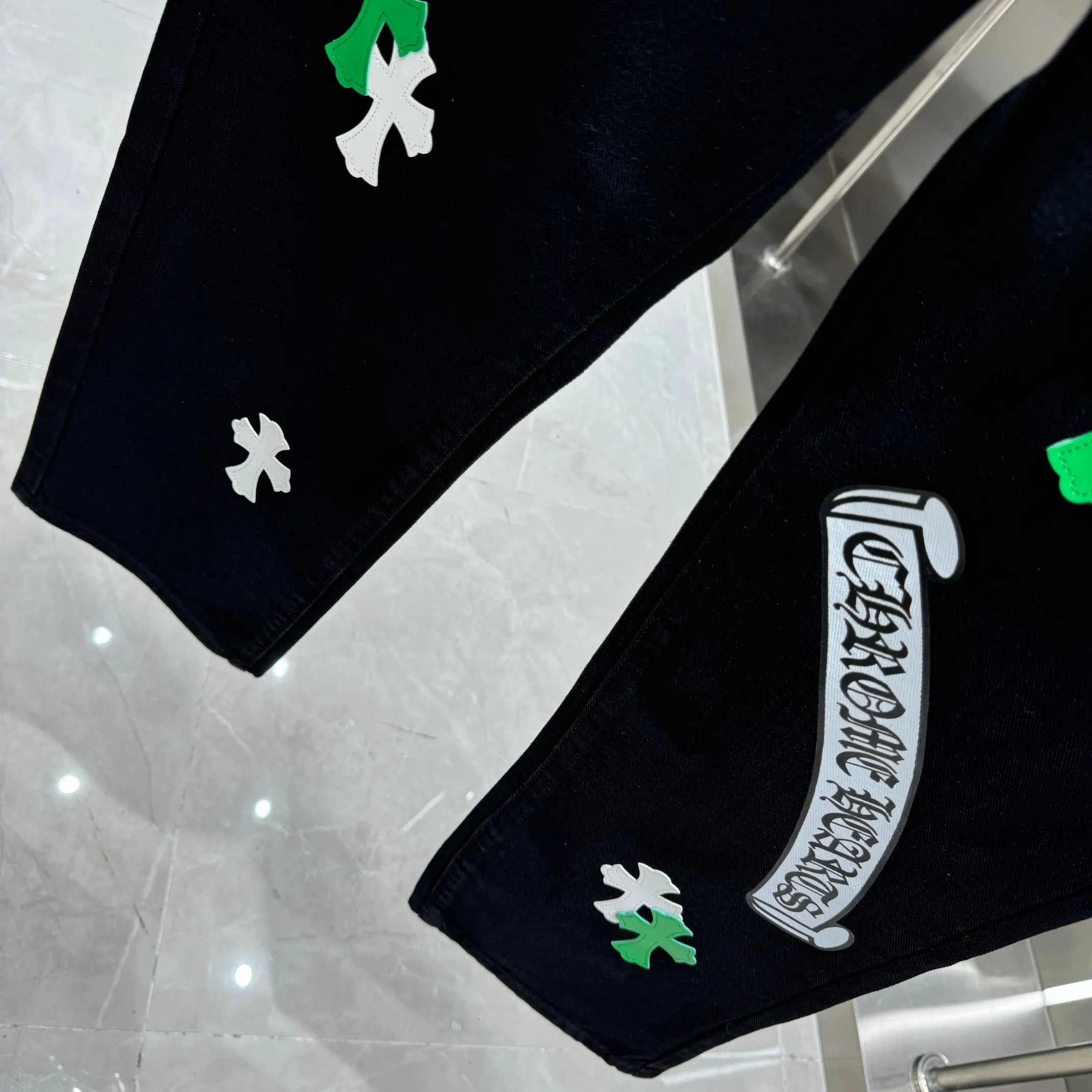 🅿️270 Crow Heart Cross Logo + Printed Logo Jeans 2025 latest product, original goods, washed casual jeans, imported original washed stretch fabric, comfortable and elastic, original hardware accessories decorated with logo, super correct version, extremely high grade, counter quality, fashionable and stylish upper body. The printing uses imported foam printing, customized buttons, YKK zippers. The complete set of accessories is customized by molding. Color: Black Size: S-XXL 28 30 32 34 36 code